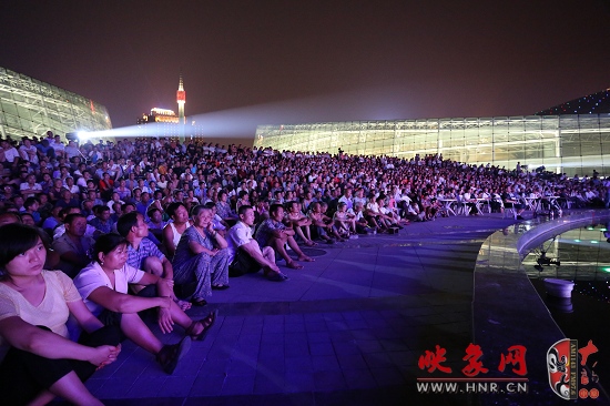 位于藝術中心噴泉廣場的演出現(xiàn)場 位于藝術中心噴泉廣場的演出現(xiàn)場