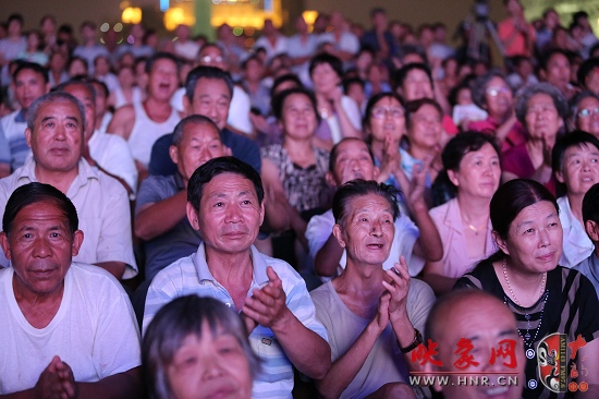 現(xiàn)場熱情的觀眾 現(xiàn)場熱情的觀眾