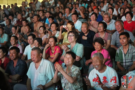 現(xiàn)場熱情的觀眾 現(xiàn)場熱情的觀眾