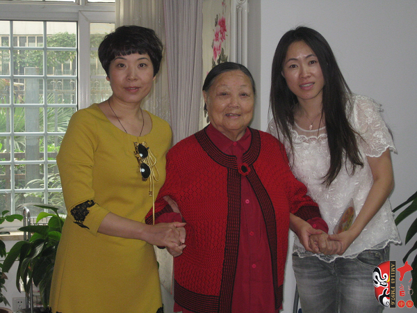 河南電臺戲曲廣播總監木子(左)、央視戲曲頻道欄目總編李穎(右)與馬金鳳(中)合影 河南電臺戲曲廣播總監木子(左)、央視戲曲頻道欄目總編李穎(右)與馬金鳳(中)合影