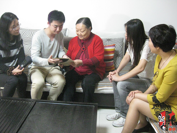 央視戲曲頻道、河南電臺戲曲廣播記者聯合采訪馬金鳳 央視戲曲頻道、河南電臺戲曲廣播記者聯合采訪馬金鳳