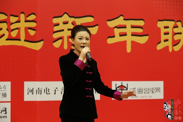 戲曲廣播主持人王唯、曉琴、丁蘭、李鋮及鄭州市曲劇團優秀演員張娜共同表演的小品《賣鞋》 戲曲廣播主持人王唯、曉琴、丁蘭、李鋮及鄭州市曲劇團優秀演員張娜共同表演的小品《賣鞋》