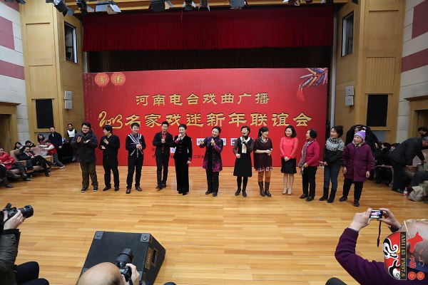 河南電臺戲曲廣播主持人和藝術家及現場戲迷同唱《朝陽溝》上山片段 河南電臺戲曲廣播主持人和藝術家及現場戲迷同唱《朝陽溝》上山片段