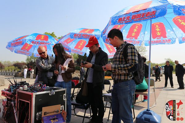 《戲游中原·河洛歡歌》——第三屆鄭洛兩地名家戲迷大聯歡演出前工作人員調試音響 《戲游中原·河洛歡歌》——第三屆鄭洛兩地名家戲迷大聯歡演出前工作人員調試音響