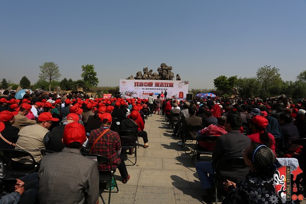 現場坐滿了來自鄭州、洛陽以及洛陽周邊縣市的戲迷朋友 現場坐滿了來自鄭州、洛陽以及洛陽周邊縣市的戲迷朋友