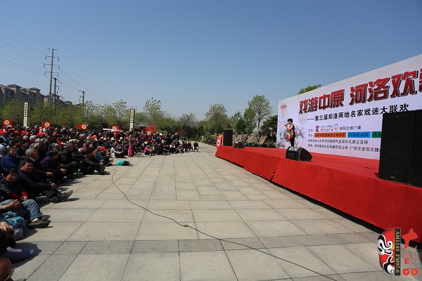 現場沒有凳子的觀眾席地而坐為自己喜歡的藝術家喝彩 現場沒有凳子的觀眾席地而坐為自己喜歡的藝術家喝彩