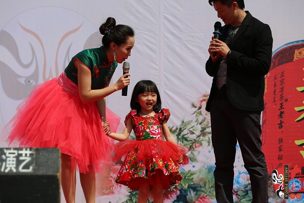 河南電視臺《梨園春》欄目年終總決賽銀獎獲得者張楚怡接受主持人采訪 河南電視臺《梨園春》欄目年終總決賽銀獎獲得者張楚怡接受主持人采訪