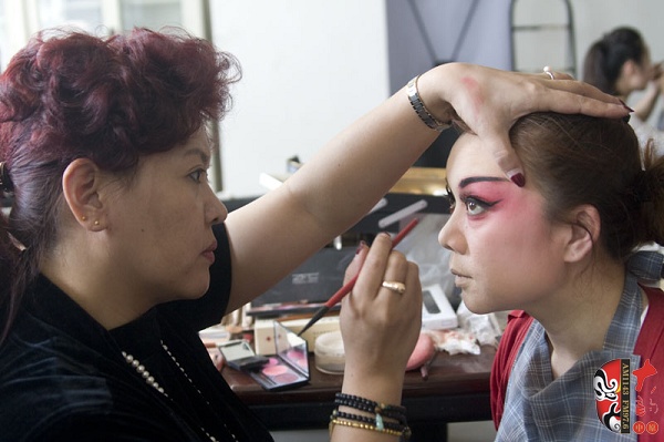 在演出現場化妝的李衛紅 在演出現場化妝的李衛紅