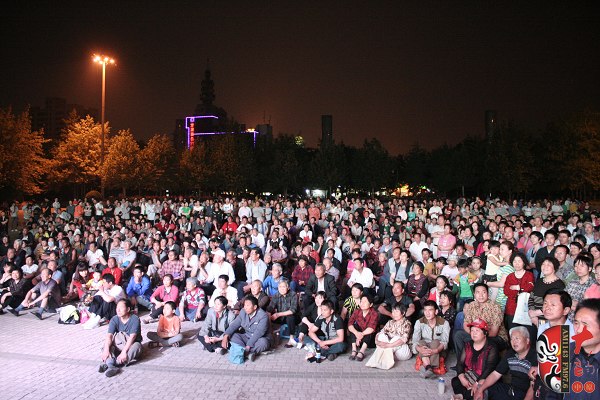 冒著小雨觀看演出的觀眾 冒著小雨觀看演出的觀眾