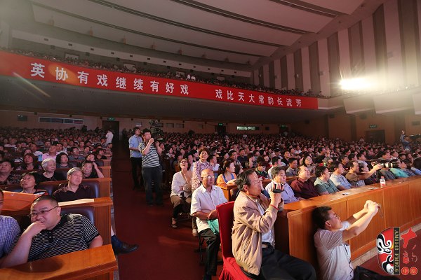 現(xiàn)場熱情的觀眾 現(xiàn)場熱情的觀眾