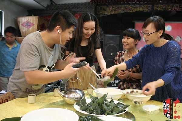 河南電臺(tái)戲曲廣播副總監(jiān)張彤親自指導(dǎo)主持人張琳包粽子 河南電臺(tái)戲曲廣播副總監(jiān)張彤親自指導(dǎo)主持人張琳包粽子