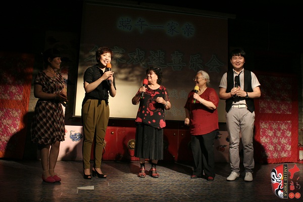 戲曲廣播總監(jiān)木子、豫劇表演藝術(shù)家楊華瑞、高潔、戲曲廣播當(dāng)家小生月陽(yáng)、票友張華合作表演《朝陽(yáng)溝》選段 戲曲廣播總監(jiān)木子、豫劇表演藝術(shù)家楊華瑞、高潔、戲曲廣播當(dāng)家小生月陽(yáng)、票友張華合作表演《朝陽(yáng)溝》選段