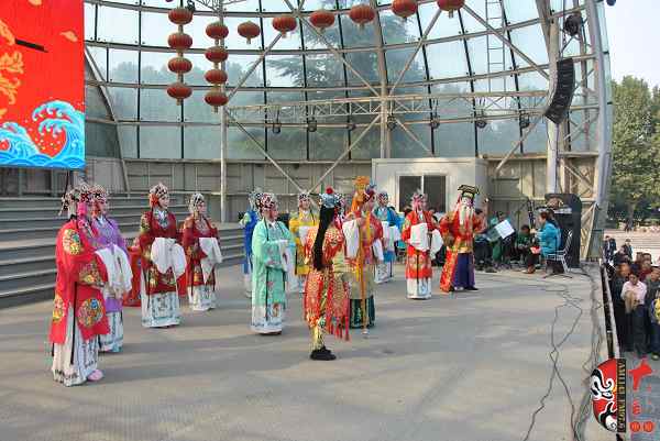 鄭州市戲迷協(xié)會(huì)表演豫劇《五世請(qǐng)纓》“壽堂”片段 鄭州市戲迷協(xié)會(huì)表演豫劇《五世請(qǐng)纓》“壽堂”片段