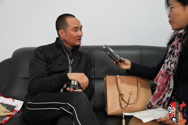 主演楊帥學排練間隙接受記者曉雪采訪 主演楊帥學排練間隙接受記者曉雪采訪