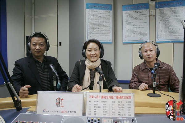 本次傳統古裝大戲《三哭殿》的輔導老師之一、著名越調演員李娟(中)及本次大戲的主要演員做客直播間 本次傳統古裝大戲《三哭殿》的輔導老師之一、著名越調演員李娟(中)及本次大戲的主要演員做客直播間