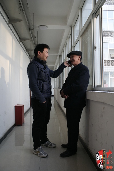 采訪前來觀看排練的戲迷 采訪前來觀看排練的戲迷