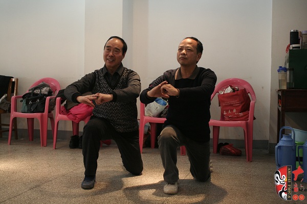 原河南省越調劇團著名演員張根央為演員示范動作 原河南省越調劇團著名演員張根央為演員示范動作