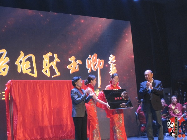 省委組織部副部長、人力資源和社會保障廳廳長楊盛道,省文化廳廳長楊麗萍為玉卿戲曲音樂藝術研究院揭牌 省委組織部副部長、人力資源和社會保障廳廳長楊盛道,省文化廳廳長楊麗萍為玉卿戲曲音樂藝術研究院揭牌