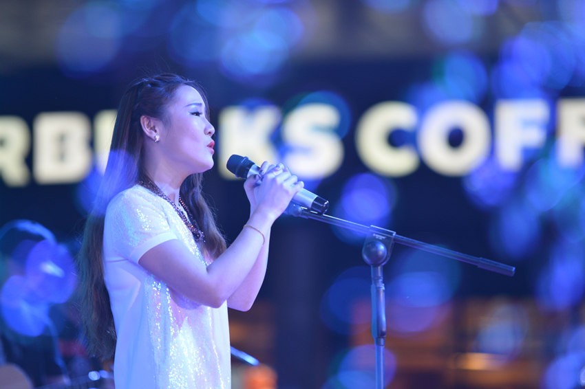 接下來(lái)是主播丹丹的《辛德瑞拉》,作為一個(gè)音樂(lè)節(jié)目的主播,唱歌當(dāng)然都是毛毛雨。 接下來(lái)是主播丹丹的《辛德瑞拉》,作為一個(gè)音樂(lè)節(jié)目的主播,唱歌當(dāng)然都是毛毛雨。