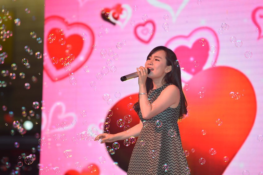 夢(mèng)茹選擇了走溫情路線,《至少還有你》唱的是深情款款。 夢(mèng)茹選擇了走溫情路線,《至少還有你》唱的是深情款款。