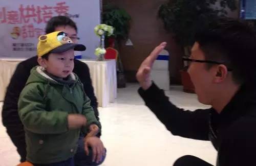 老楊你真心的是童心未泯啊,來,跟叔叔Give Me Five! 老楊你真心的是童心未泯啊,來,跟叔叔Give Me Five!