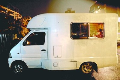 祖父母開房車送孫女上培訓(xùn)班 車內(nèi)電視碟機(jī)俱全 祖父母開房車送孫女上培訓(xùn)班 車內(nèi)電視碟機(jī)俱全