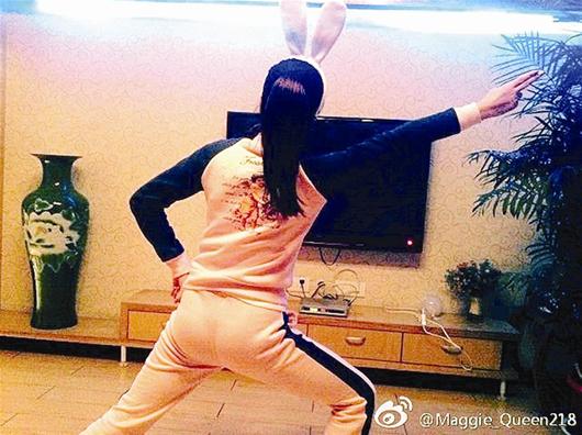 艦載機起飛手勢引發模仿熱潮 艦載機起飛手勢引發模仿熱潮