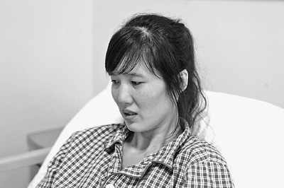 郭萍先做完手術的左腳剛剛拆線，但還打著石膏，鋼釘也尚未取出