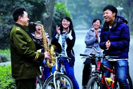 自學三種樂器，大學保安哥夢想開音樂會