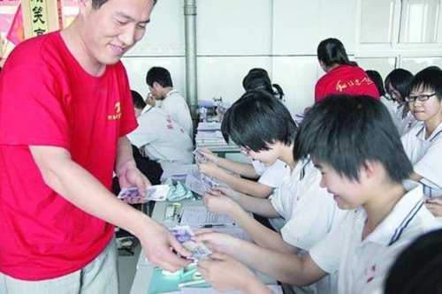 中學給每名高三生發連號5元幣 寄托美好寓意 中學給每名高三生發連號5元幣 寄托美好寓意