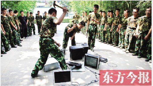 為了讓孩子表達戒除網癮的決心,學校組織孩子親手砸毀電腦 為了讓孩子表達戒除網癮的決心,學校組織孩子親手砸毀電腦