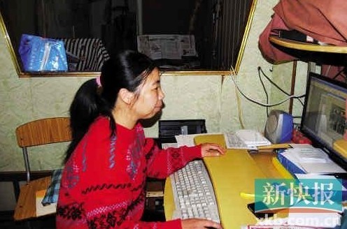 在狹小簡陋的住處,陳敏莉最專注的事情是通過網絡即時了解公益信息 在狹小簡陋的住處,陳敏莉最專注的事情是通過網絡即時了解公益信息