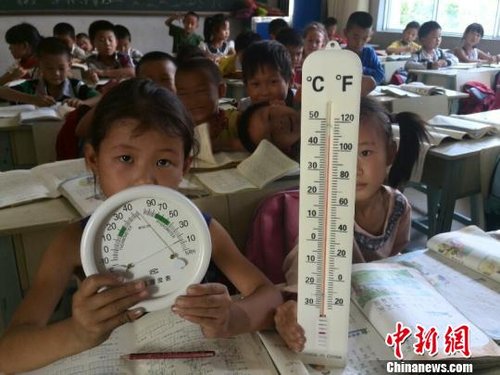 6月3日,下午四點,昆明市東川區因民鎮中心學校一年級教室溫度達到44℃ 6月3日,下午四點,昆明市東川區因民鎮中心學校一年級教室溫度達到44℃