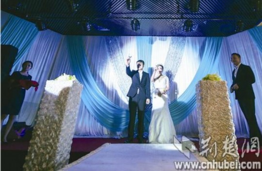 經過執著追求和3年戀愛,昨日,25歲的武漢小伙張巖終于娶回黑龍江姑娘張巖 經過執著追求和3年戀愛,昨日,25歲的武漢小伙張巖終于娶回黑龍江姑娘張巖