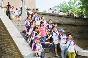 西安小雁塔景區內,學生們正在古跡前合影留念 西安小雁塔景區內,學生們正在古跡前合影留念