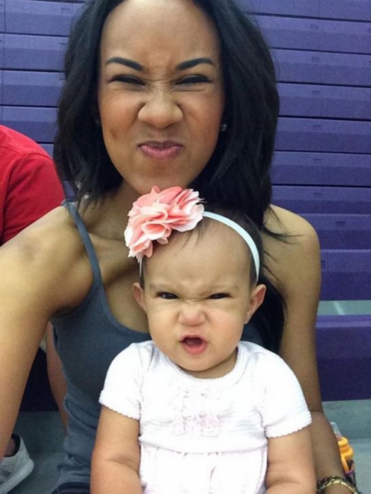 母女神同步親子照走紅 吐舌賣(mài)萌超有愛(ài)