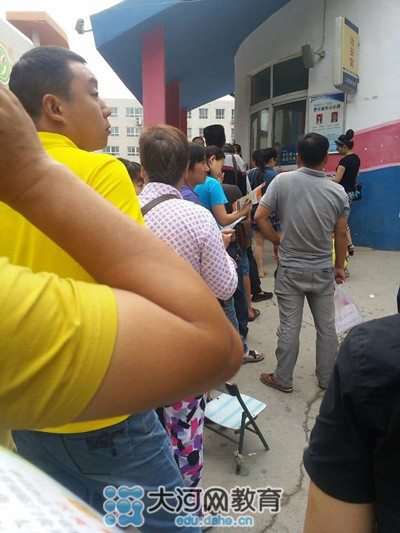 鄭州市管城回族區外國語小學報名盛況 鄭州市管城回族區外國語小學報名盛況