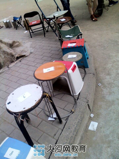 17號中午,鄭州市金水區實驗小學就已經開始出現排隊等待報名的長龍了! 17號中午,鄭州市金水區實驗小學就已經開始出現排隊等待報名的長龍了!