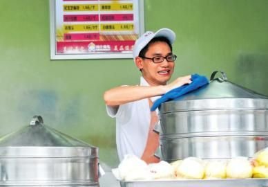 王宏在白果林一家包子鋪打工湊學(xué)費 王宏在白果林一家包子鋪打工湊學(xué)費