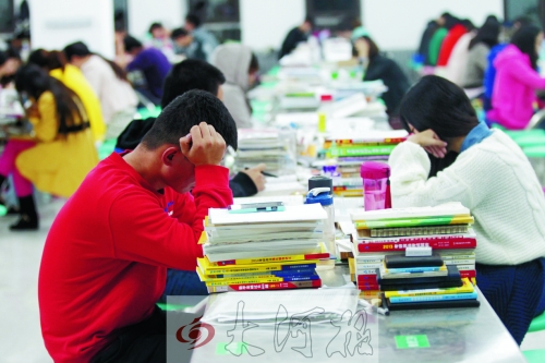 偌大的食堂里,很安靜 偌大的食堂里,很安靜