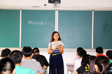 老師給同學進行課程綱要的分享 老師給同學進行課程綱要的分享