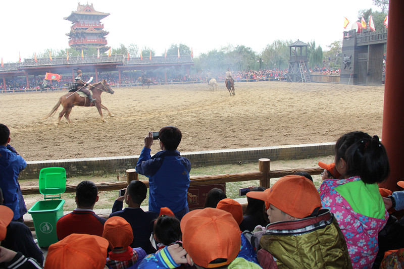孩子們觀看岳飛槍戰小梁王演出 孩子們觀看岳飛槍戰小梁王演出