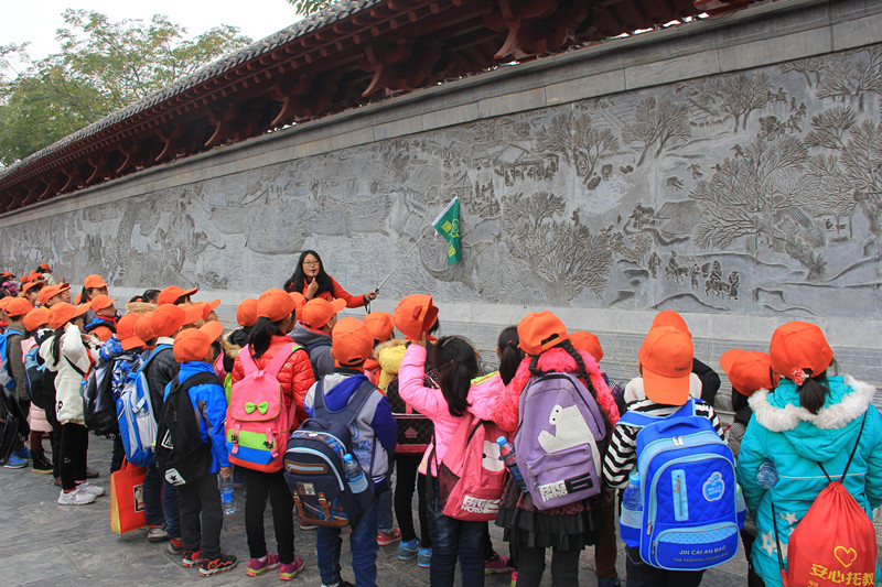 聽導游老師講述《清明上河園》浮雕 聽導游老師講述《清明上河園》浮雕