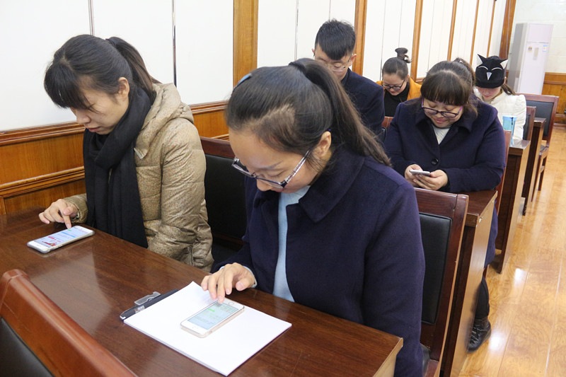 黨員教師進(jìn)行現(xiàn)場(chǎng)答題 黨員教師進(jìn)行現(xiàn)場(chǎng)答題