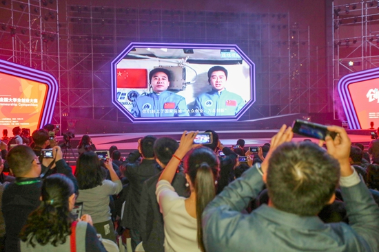 主辦方播放正在天宮二號上執行任務的航天員景海鵬和陳冬為大賽錄制的視頻 主辦方播放正在天宮二號上執行任務的航天員景海鵬和陳冬為大賽錄制的視頻