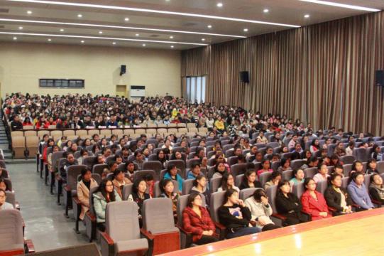 同學們認真傾聽導師們的創(chuàng)業(yè)故事 同學們認真傾聽導師們的創(chuàng)業(yè)故事