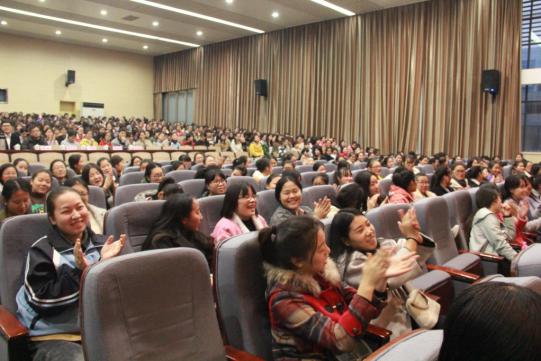 同學們?yōu)閷熅视腥さ难葜v鼓掌 同學們?yōu)閷熅视腥さ难葜v鼓掌