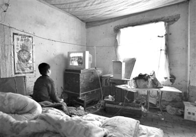 11月21日，武文英小兒子中午放學回家坐在床上看電視，母親進看守所之后，小兒子變得沉默寡言。