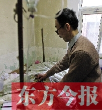 54歲的老楊把自己當做護士,不離不棄照顧著已成“植物人”的母親 54歲的老楊把自己當做護士,不離不棄照顧著已成“植物人”的母親