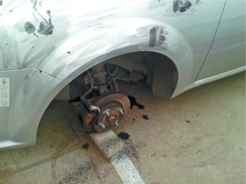 別克車四個輪子均被盜 別克車四個輪子均被盜